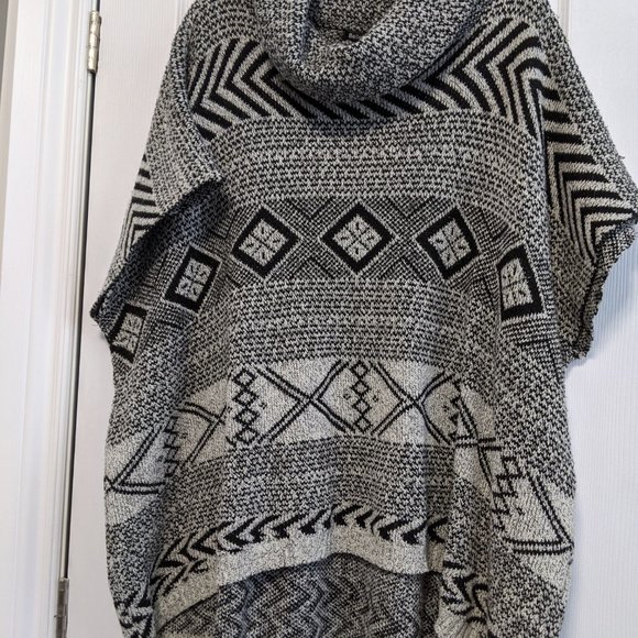 Short sleeve warm shrugg/Poncho - Picture 2 of 4